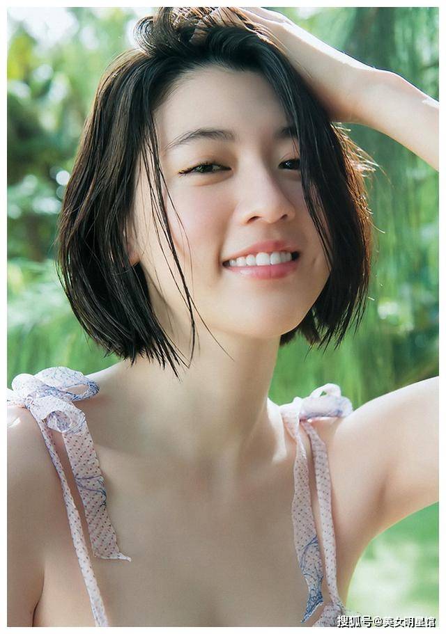 她是純欲女神，俗稱「日本腿精」！出演過周杰倫MV的女主角，自爆高中時曾與父親同浴！