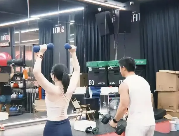 妻子出軌健身教練！老公捉姦逼問「為何親我老婆」　「小王正臉照曝光 」網全憤怒