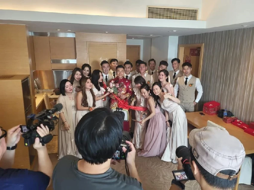 TVB男星今日大婚！被新娘揪耳朵給下馬威，明星伴娘伴郎團達18人