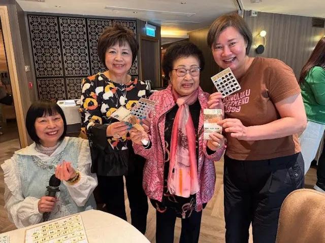 94歲「容姨」罕見露面,粉色造型玩Bingo連贏,自曝曾摔倒入院