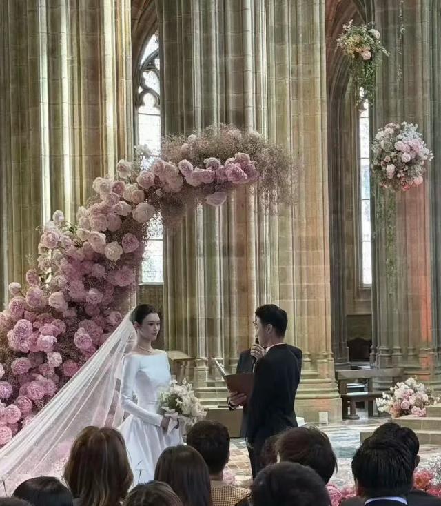 何猷君曬婚禮照片,現場布置浪漫唯美,奚夢瑤宣誓時感動落淚,王嘉爾擔任伴郎