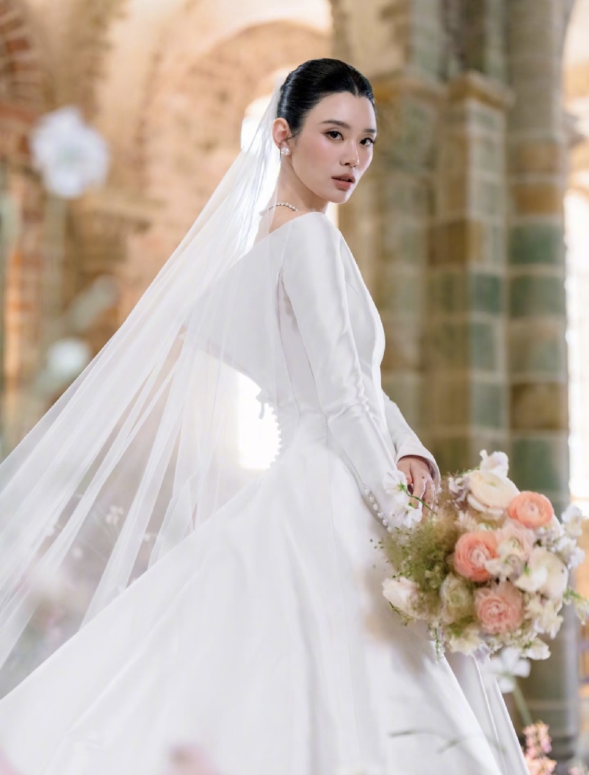 何猷君曬婚禮照片,現場布置浪漫唯美,奚夢瑤宣誓時感動落淚,王嘉爾擔任伴郎