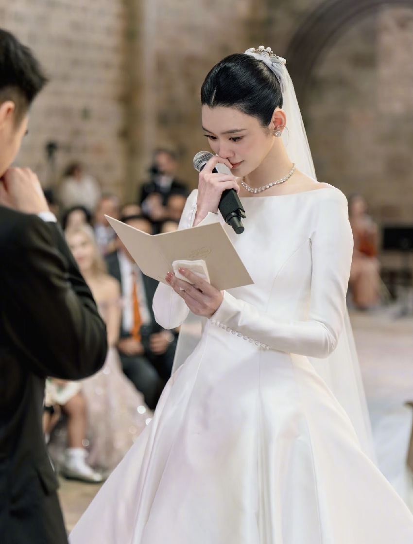何猷君曬婚禮照片,現場布置浪漫唯美,奚夢瑤宣誓時感動落淚,王嘉爾擔任伴郎
