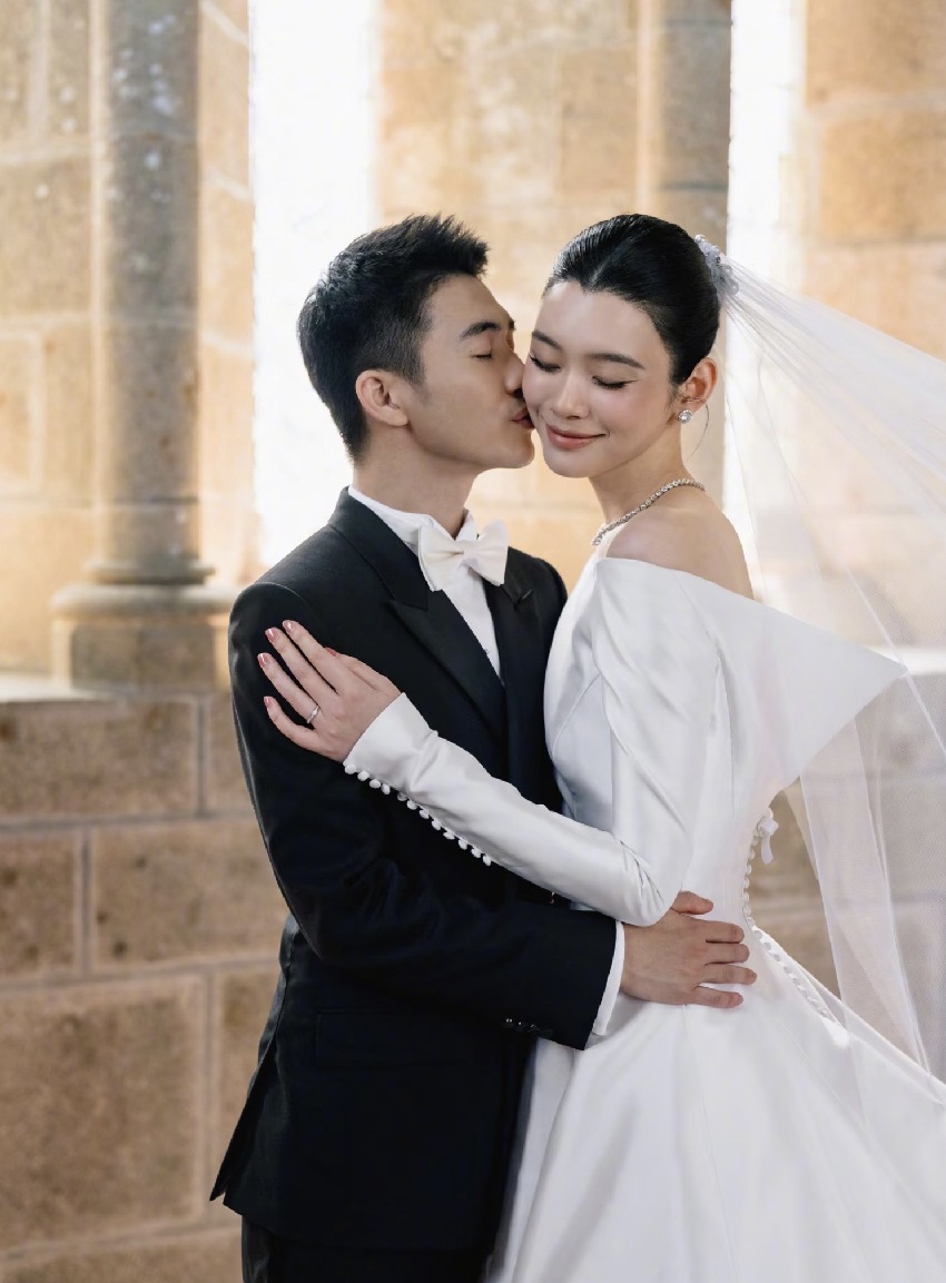 何猷君曬婚禮照片,現場布置浪漫唯美,奚夢瑤宣誓時感動落淚,王嘉爾擔任伴郎