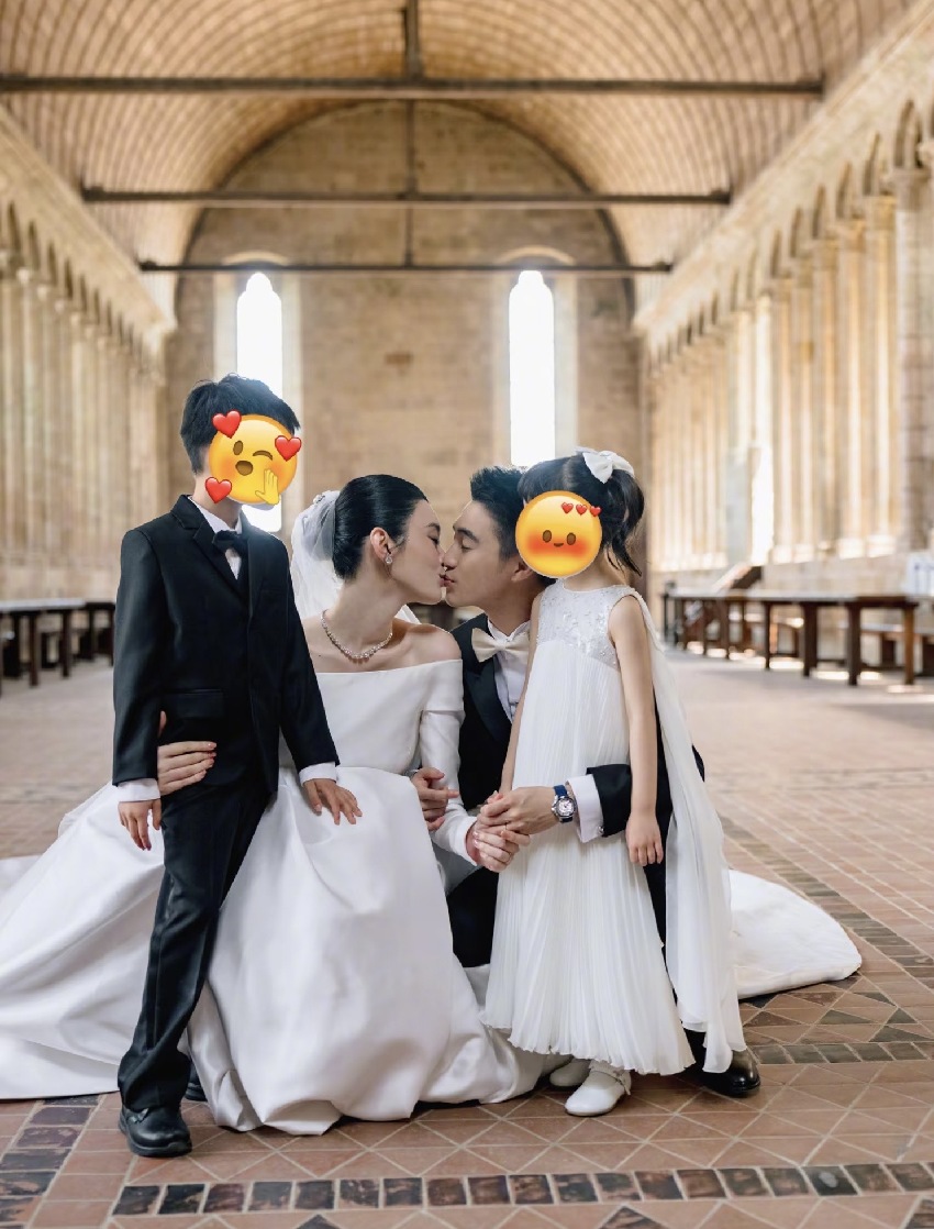 何猷君曬婚禮照片,現場布置浪漫唯美,奚夢瑤宣誓時感動落淚,王嘉爾擔任伴郎