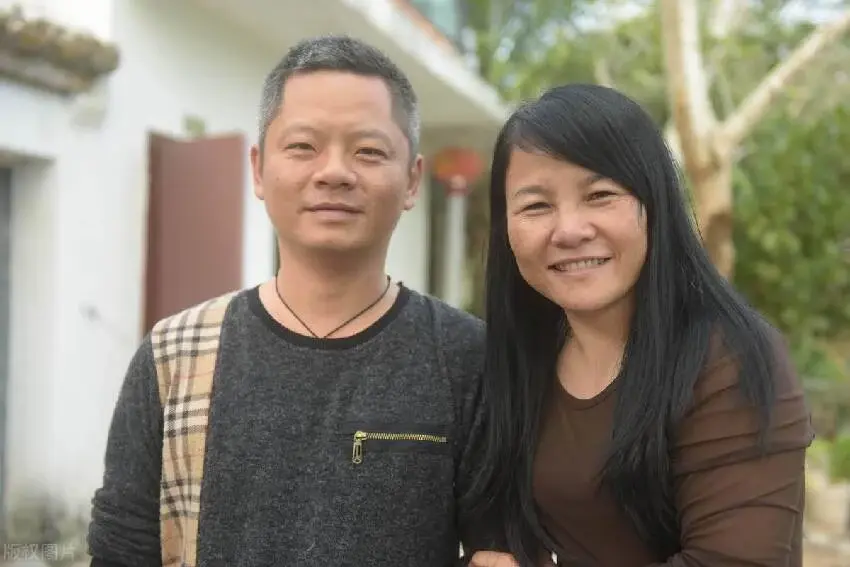 我和妻子結婚4年,一直為無法生育這件事吵架,最後只能簽字失婚。在辦手續時「工作人員一直踢我的腳」,我「轉頭看到妻子」:不離了!
