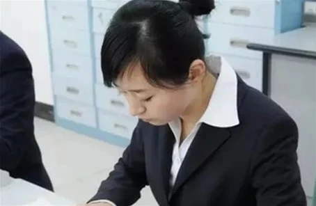 我和妻子結婚4年,一直為無法生育這件事吵架,最後只能簽字失婚。在辦手續時「工作人員一直踢我的腳」,我「轉頭看到妻子」:不離了!