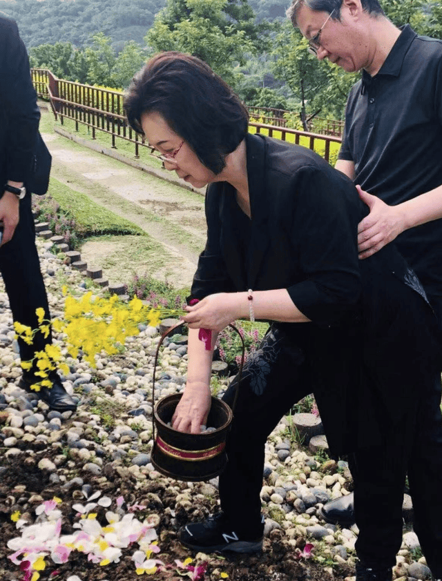 曝瓊瑤遺體今日火化，安葬地曝光，不立墓碑，丈夫平鑫濤長眠於此