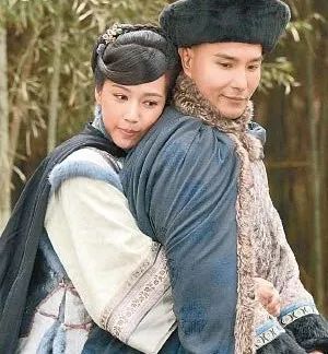 她身材姣好、嫵媚迷人、是美人胚子，但卻被曝專勾富豪拿「著數」、甚至被拍到卻否認是小三