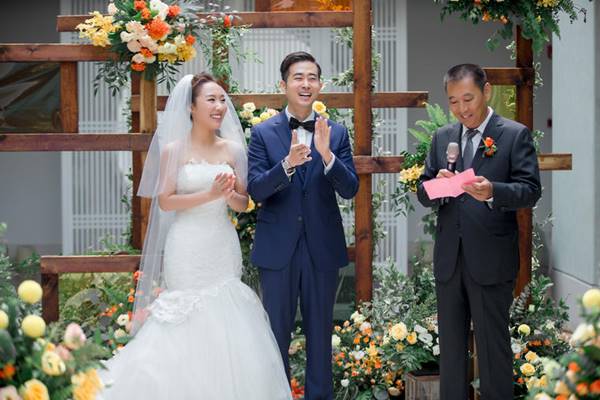 爸爸撿回收被看不起!結婚當天「岳父當場嫌他髒」爸爸羞愧低頭「下秒飯店老闆出來」岳父嚇到跪下