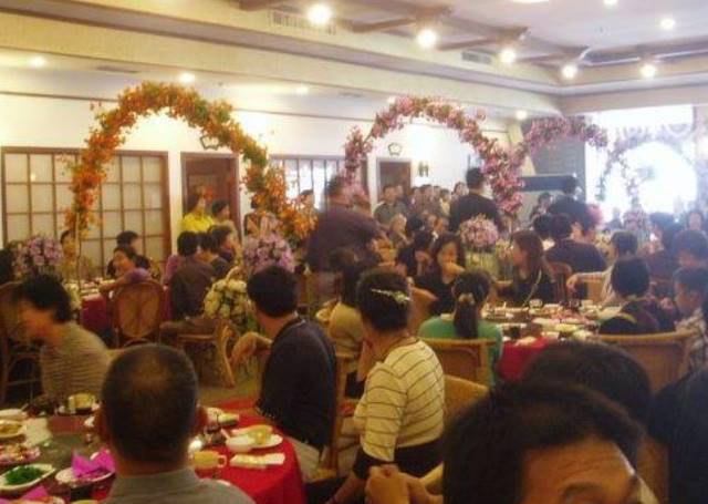 爸爸撿回收被看不起!結婚當天「岳父當場嫌他髒」爸爸羞愧低頭「下秒飯店老闆出來」岳父嚇到跪下