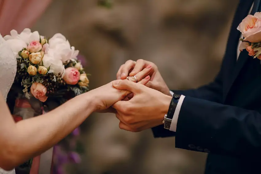 爸爸撿回收被看不起!結婚當天「岳父當場嫌他髒」爸爸羞愧低頭「下秒飯店老闆出來」岳父嚇到跪下