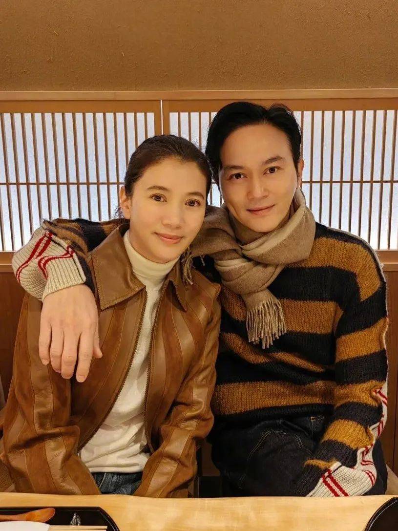 張智霖上海浦東醫院做手術！他穿病號服滿臉憔悴，知情人曝住院原因