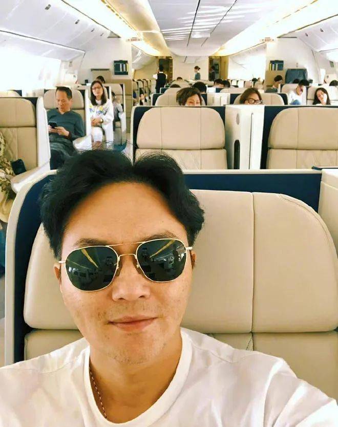 張智霖上海浦東醫院做手術！他穿病號服滿臉憔悴，知情人曝住院原因