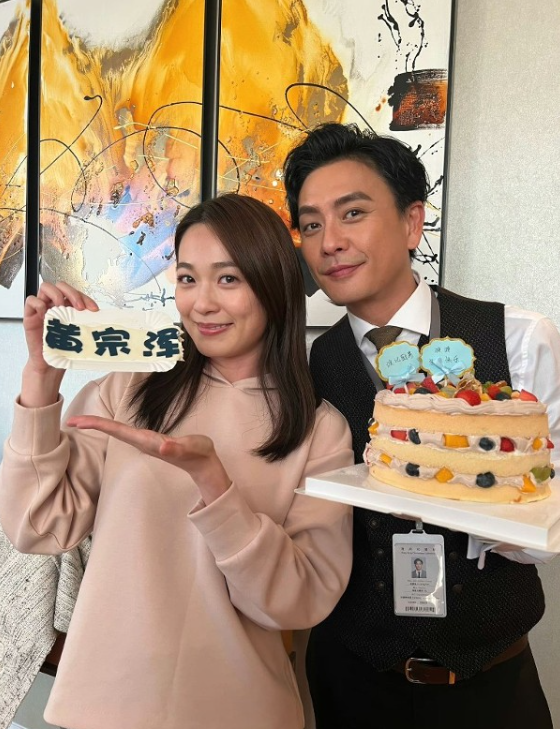 TVB前男星43歲生日，獲《法證6》劇組慶生！大曬與緋聞女友合照