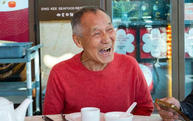 陳惠敏慶82歲生日!兩度患癌仍顯霸氣,原配妻子獻吻,已結婚6年