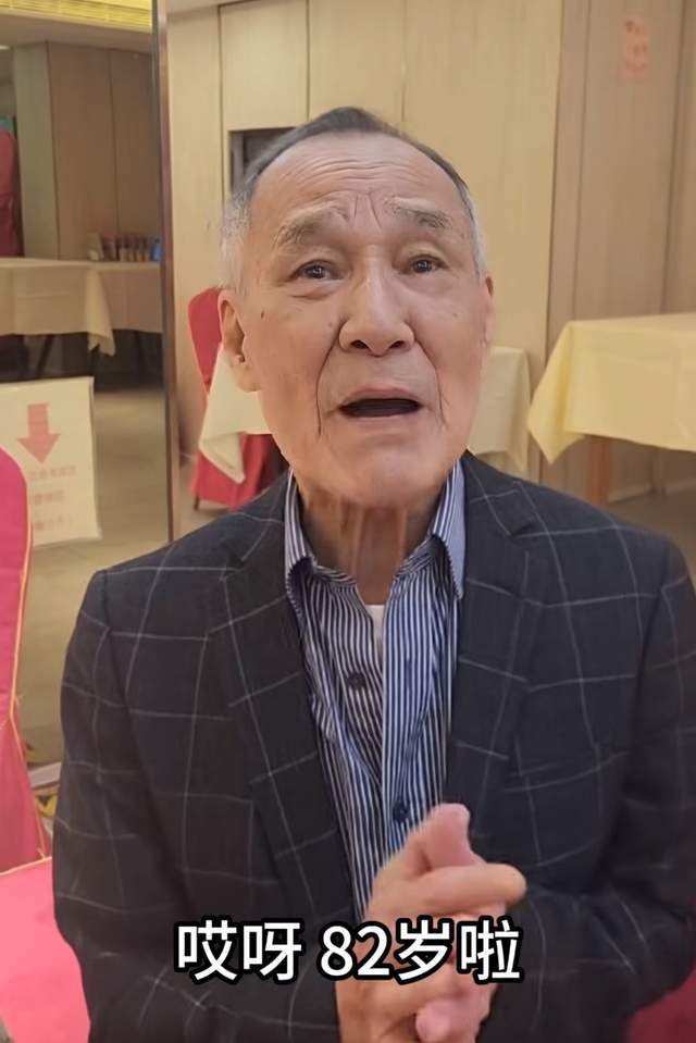 陳惠敏慶82歲生日!兩度患癌仍顯霸氣,原配妻子獻吻,已結婚6年