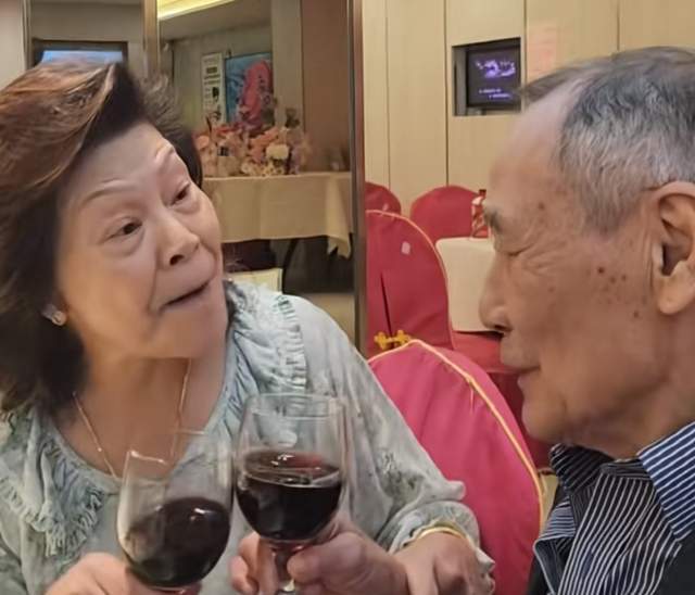陳惠敏慶82歲生日!兩度患癌仍顯霸氣,原配妻子獻吻,已結婚6年