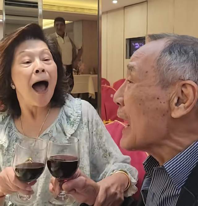 陳惠敏慶82歲生日!兩度患癌仍顯霸氣,原配妻子獻吻,已結婚6年