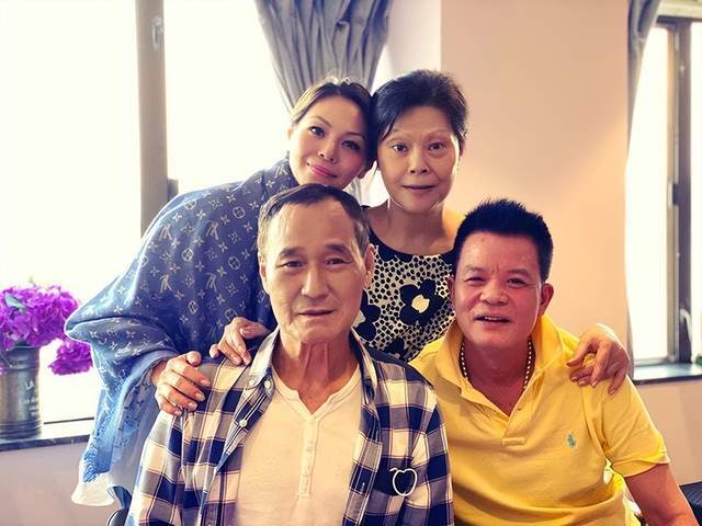陳惠敏慶82歲生日!兩度患癌仍顯霸氣,原配妻子獻吻,已結婚6年