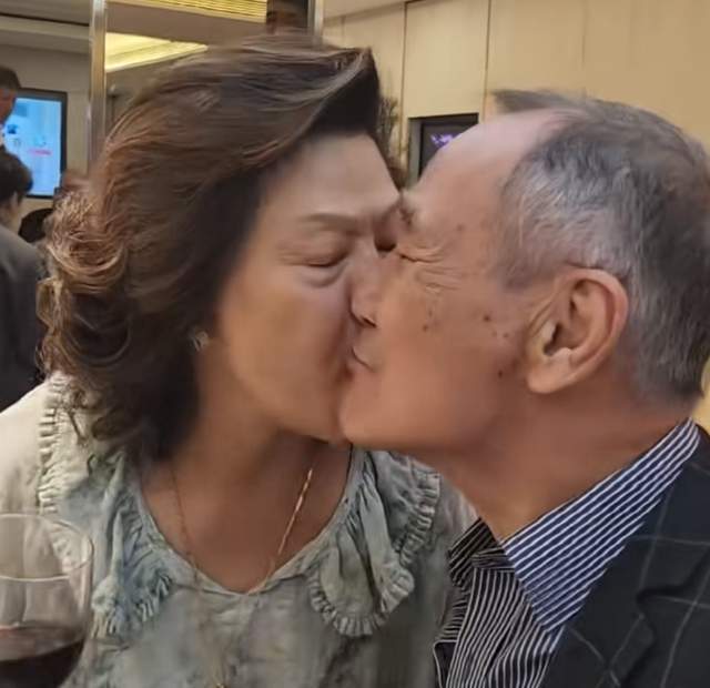 陳惠敏慶82歲生日!兩度患癌仍顯霸氣,原配妻子獻吻,已結婚6年