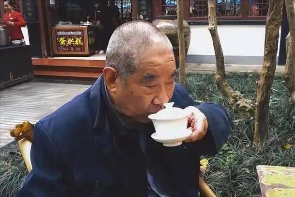 上了年紀一點茶不能喝？告誡：若不想進醫院，這幾種茶最好不要喝