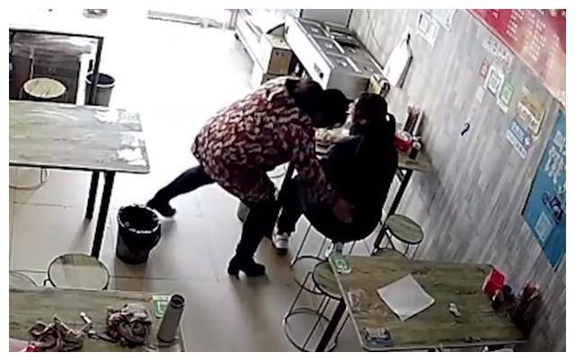 下周才要回家！女學生瞞母「提前到小吃店」 「媽媽認出一舉動」網再也不淡定