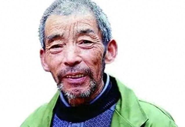光棍3年撿2女嬰,賣菜養大終身未娶,誰料,養女卻說只有一個父親