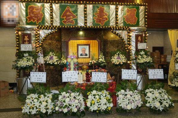 香港資深演員昨日設靈，90歲羅蘭「冒大雨送別被攙扶著離開」，陳慧珊「哭紅雙眼」