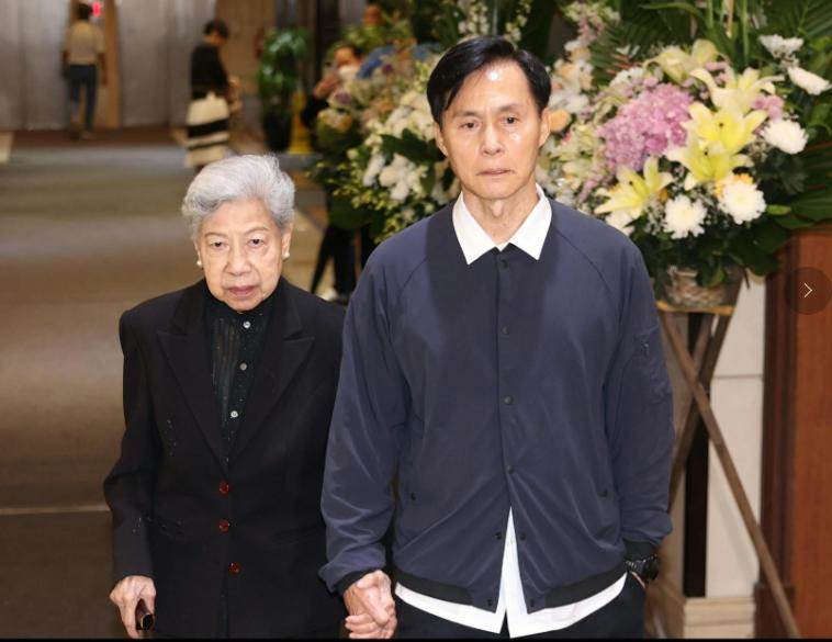 香港資深演員昨日設靈，90歲羅蘭「冒大雨送別被攙扶著離開」，陳慧珊「哭紅雙眼」