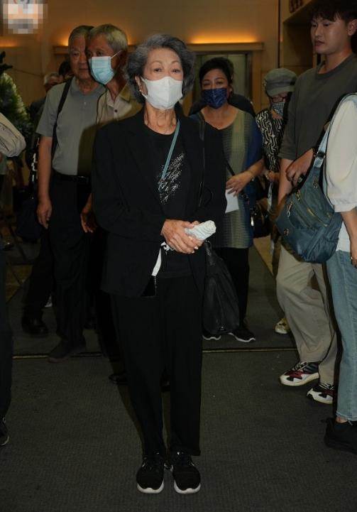 香港資深演員昨日設靈，90歲羅蘭「冒大雨送別被攙扶著離開」，陳慧珊「哭紅雙眼」