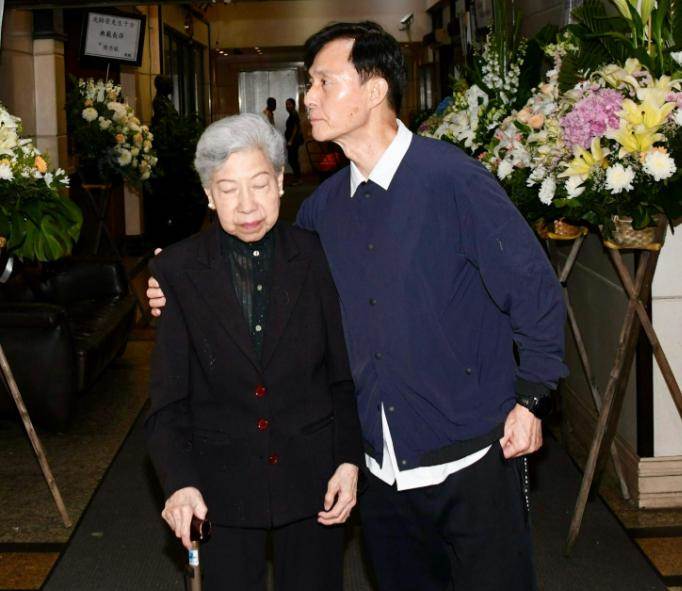 香港資深演員昨日設靈，90歲羅蘭「冒大雨送別被攙扶著離開」，陳慧珊「哭紅雙眼」