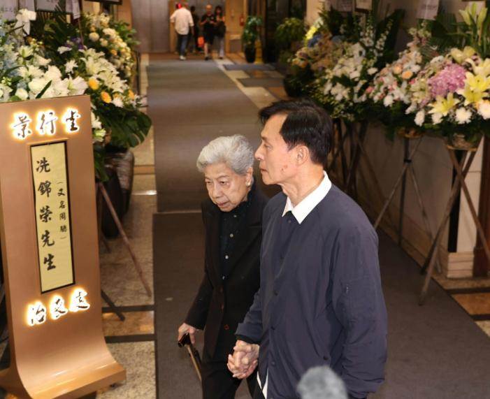 香港資深演員昨日設靈，90歲羅蘭「冒大雨送別被攙扶著離開」，陳慧珊「哭紅雙眼」