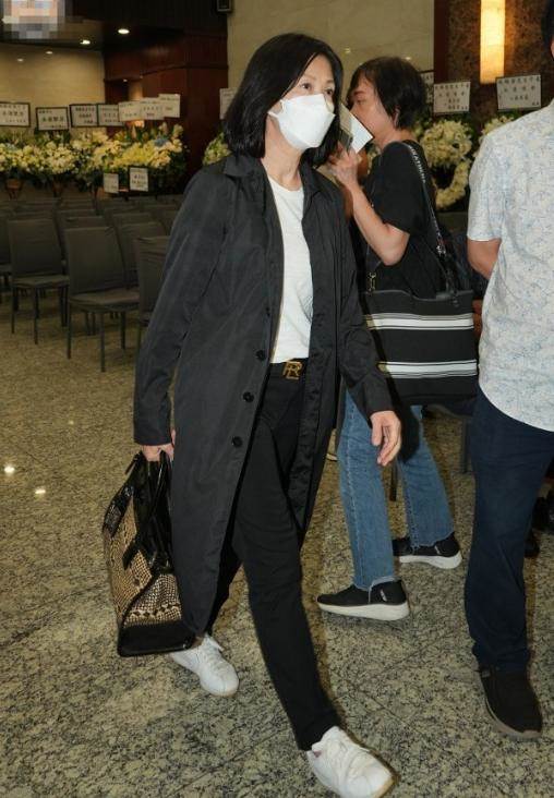 香港資深演員昨日設靈，90歲羅蘭「冒大雨送別被攙扶著離開」，陳慧珊「哭紅雙眼」