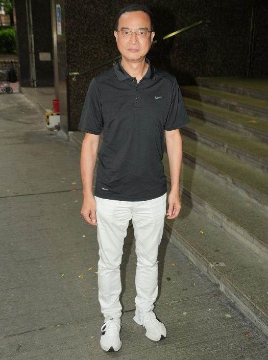 香港資深演員昨日設靈，90歲羅蘭「冒大雨送別被攙扶著離開」，陳慧珊「哭紅雙眼」