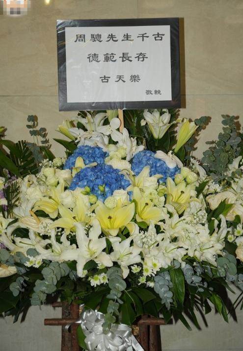 香港資深演員昨日設靈，90歲羅蘭「冒大雨送別被攙扶著離開」，陳慧珊「哭紅雙眼」
