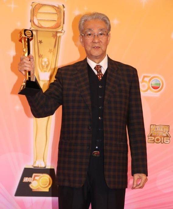 香港資深演員昨日設靈，90歲羅蘭「冒大雨送別被攙扶著離開」，陳慧珊「哭紅雙眼」
