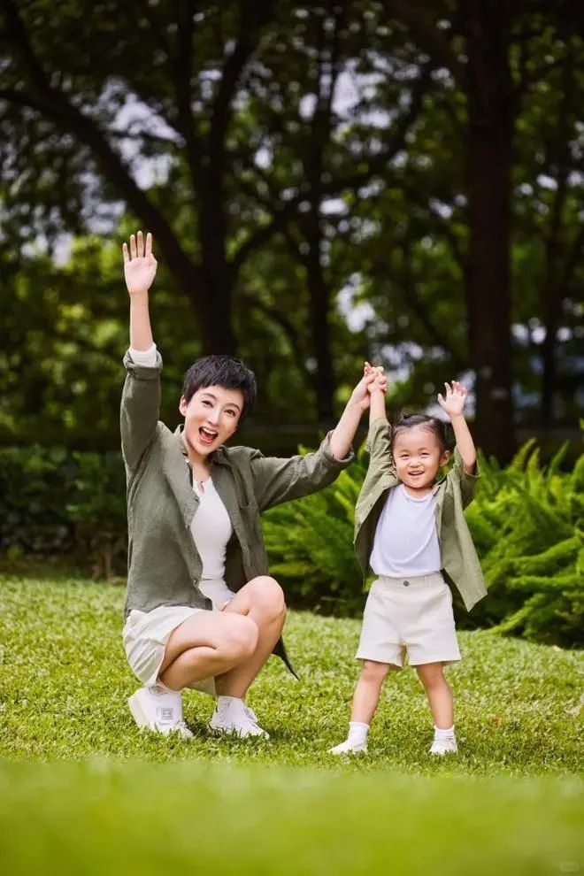 幾年前秘嫁導演！TVB前港姐小花讓孩子同時讀兩間幼稚園，被指是虎媽