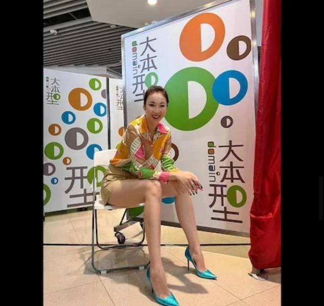 搶眼！TVB女星深V禮裙現身活動大秀傲人身材，已隆胸13年從不後悔