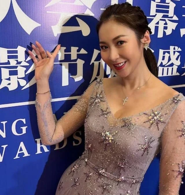 搶眼！TVB女星深V禮裙現身活動大秀傲人身材，已隆胸13年從不後悔