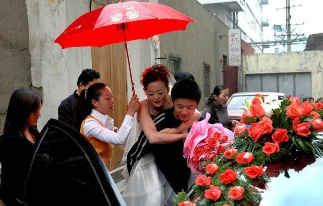 妹妹遠嫁3年不歸！父親「思女心切」讓我給她送玉米　看到開門的人我愣了：哥帶你回家