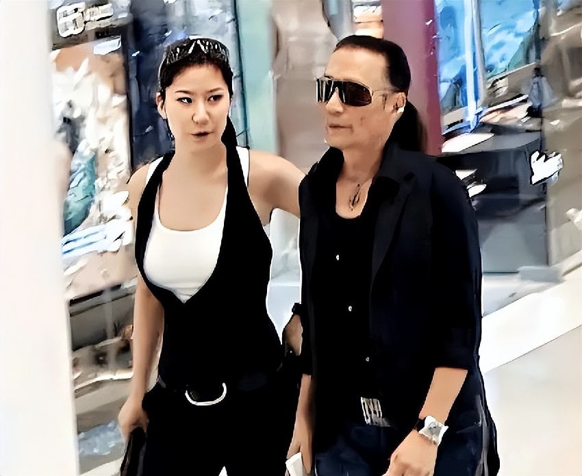 Coco死不悔改，解封后又開始爆料！謝賢解衣供她取暖，還借花獻佛