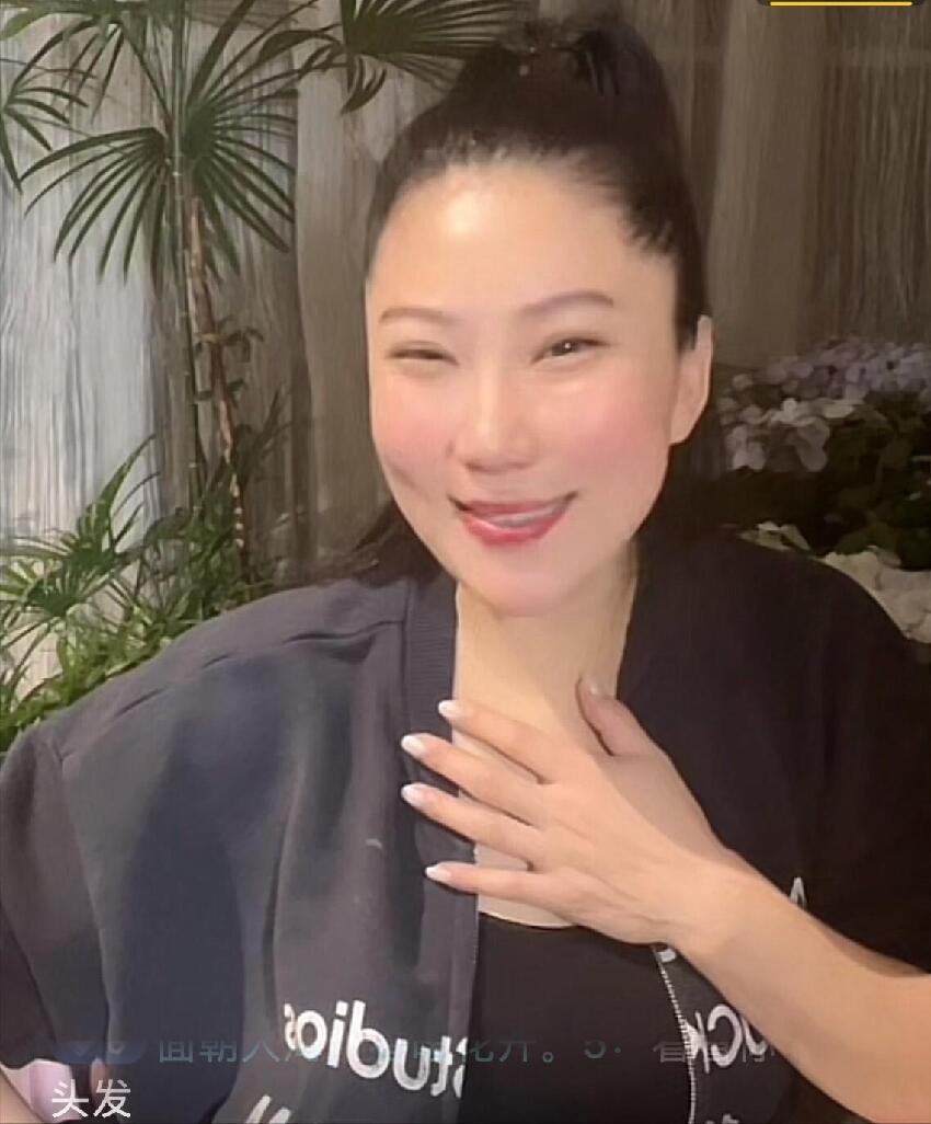 Coco死不悔改，解封后又開始爆料！謝賢解衣供她取暖，還借花獻佛