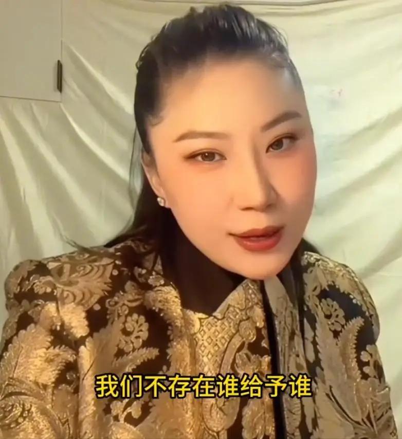 Coco死不悔改，解封后又開始爆料！謝賢解衣供她取暖，還借花獻佛