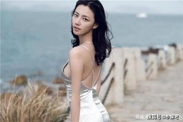 她曾是清純玉女，因名氣不高風格大變，龔玥菲、柳岩都沒她敢穿！