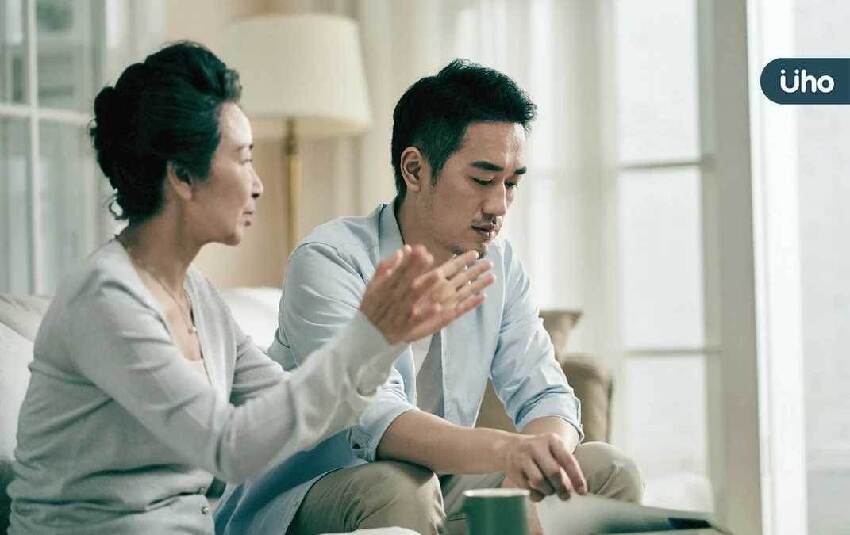 我有一個十多年的好閨蜜,常常到我們家玩,但老公總在她進屋後默默地離開,讓我有些疑惑。直到某天,閨蜜突然「蹲下繫鞋帶」婆婆便把我拉到一旁:「媳婦,以後別讓她來了!」