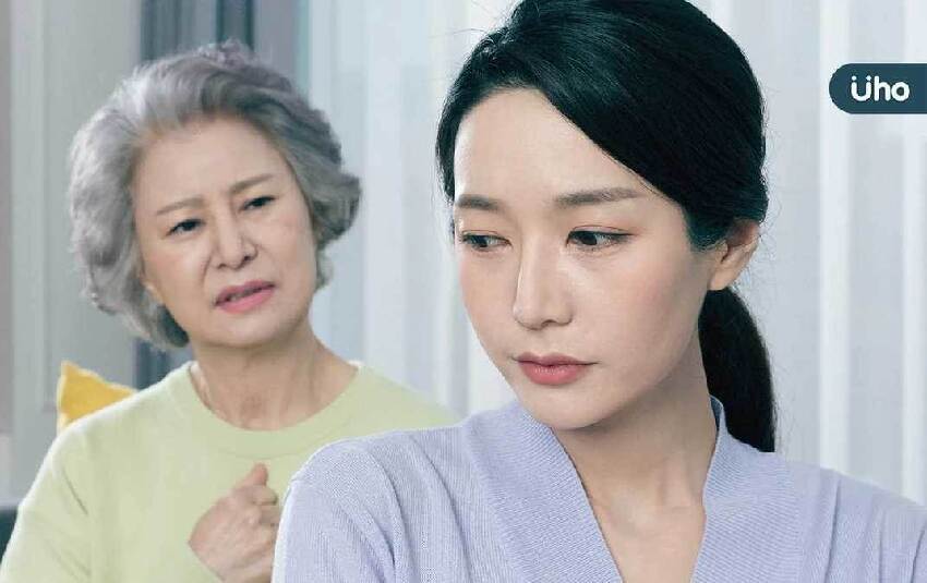 我有一個十多年的好閨蜜,常常到我們家玩,但老公總在她進屋後默默地離開,讓我有些疑惑。直到某天,閨蜜突然「蹲下繫鞋帶」婆婆便把我拉到一旁:「媳婦,以後別讓她來了!」