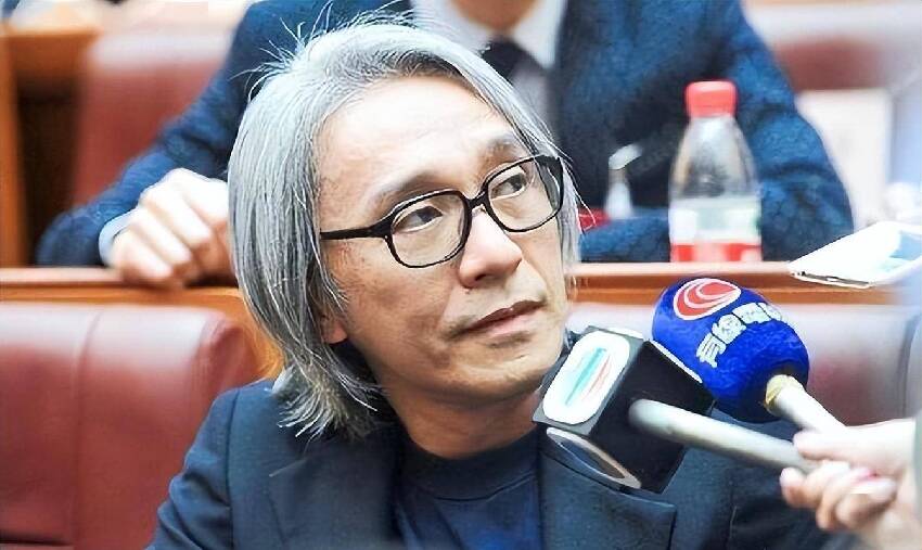 成龍老了，李連杰老了，周星馳也老了，而68的他看起來像30歲