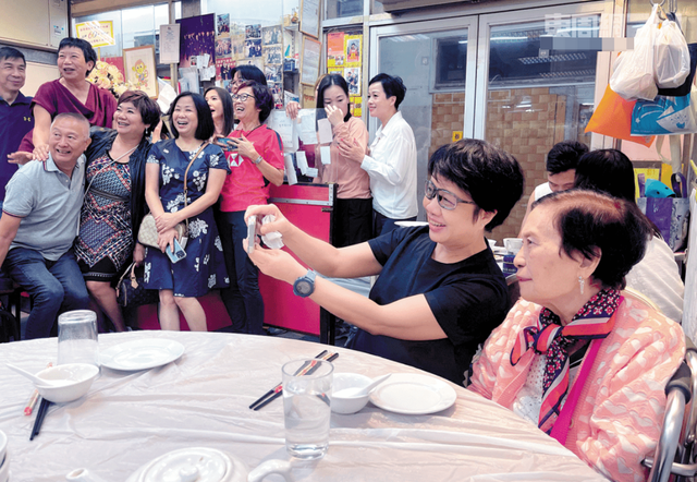 現場直擊李婉華幫87歲余慕蓮補慶生！與食客嗨跳華爾茲壽星展笑顏