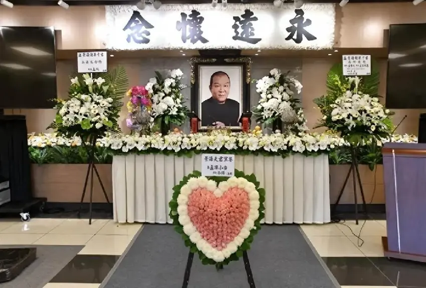 17歲女兒抱遺照,洪金寶拄拐杖送別,曾志偉錢嘉樂忍淚